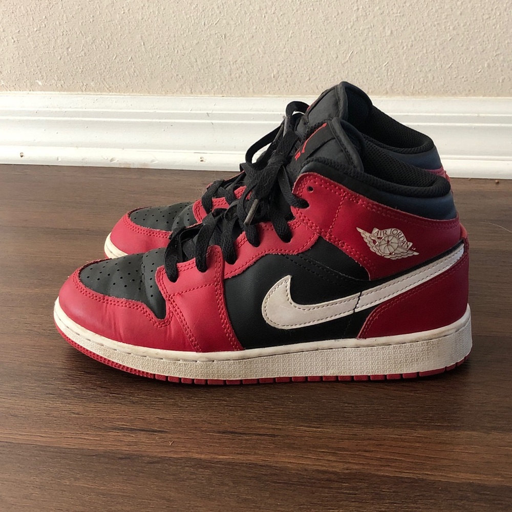 Nike Air Jordan 1 Mid Red Black & White Sneakers Boys 6.5 Youth DQ8423-061 EUC